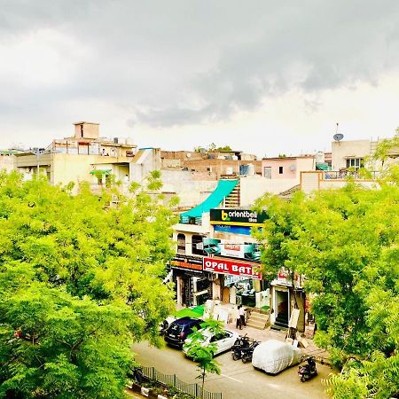 Qotel Hotel Rajouri Garden Above Ritu Marbles, Near Rajouri Garden Metro Station-Couple Friendly New Delhi Extérieur photo