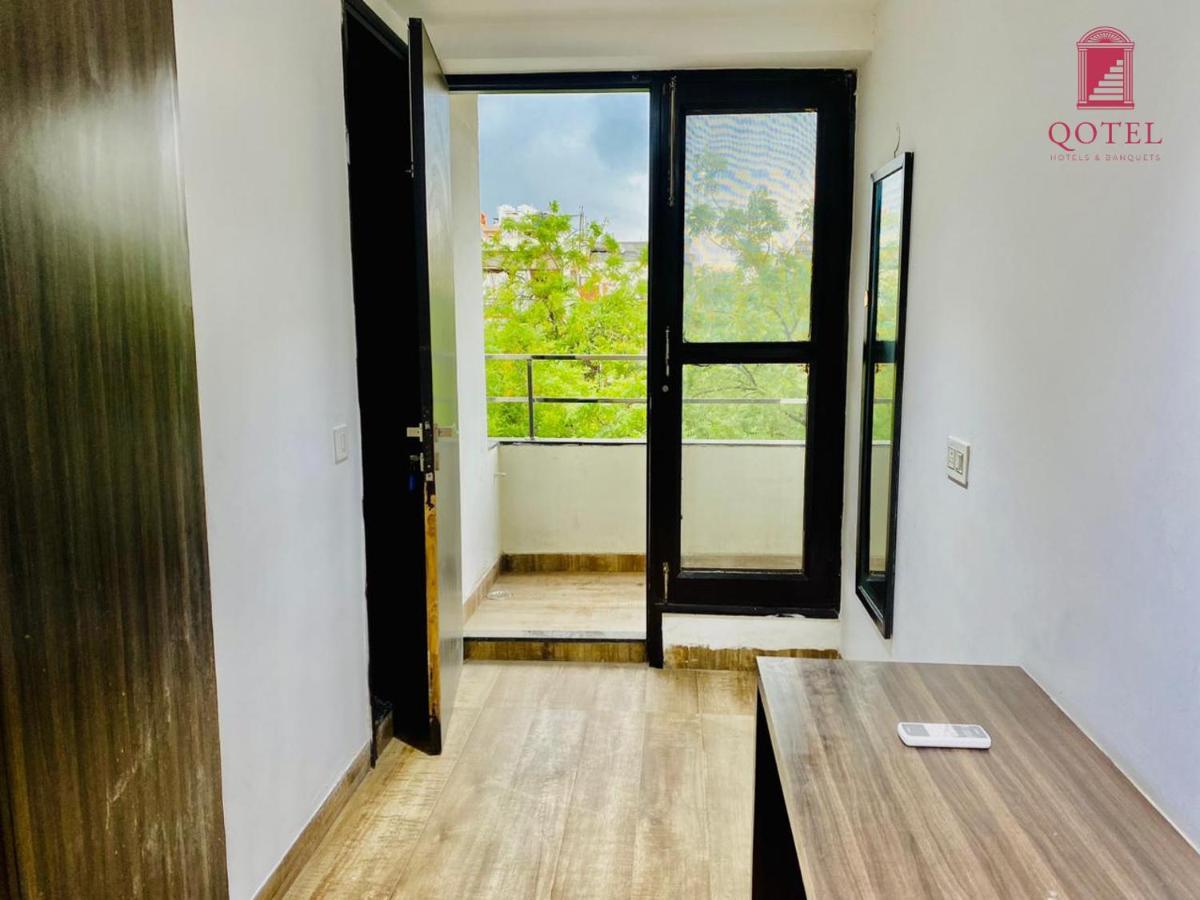 Qotel Hotel Rajouri Garden Above Ritu Marbles, Near Rajouri Garden Metro Station-Couple Friendly New Delhi Extérieur photo