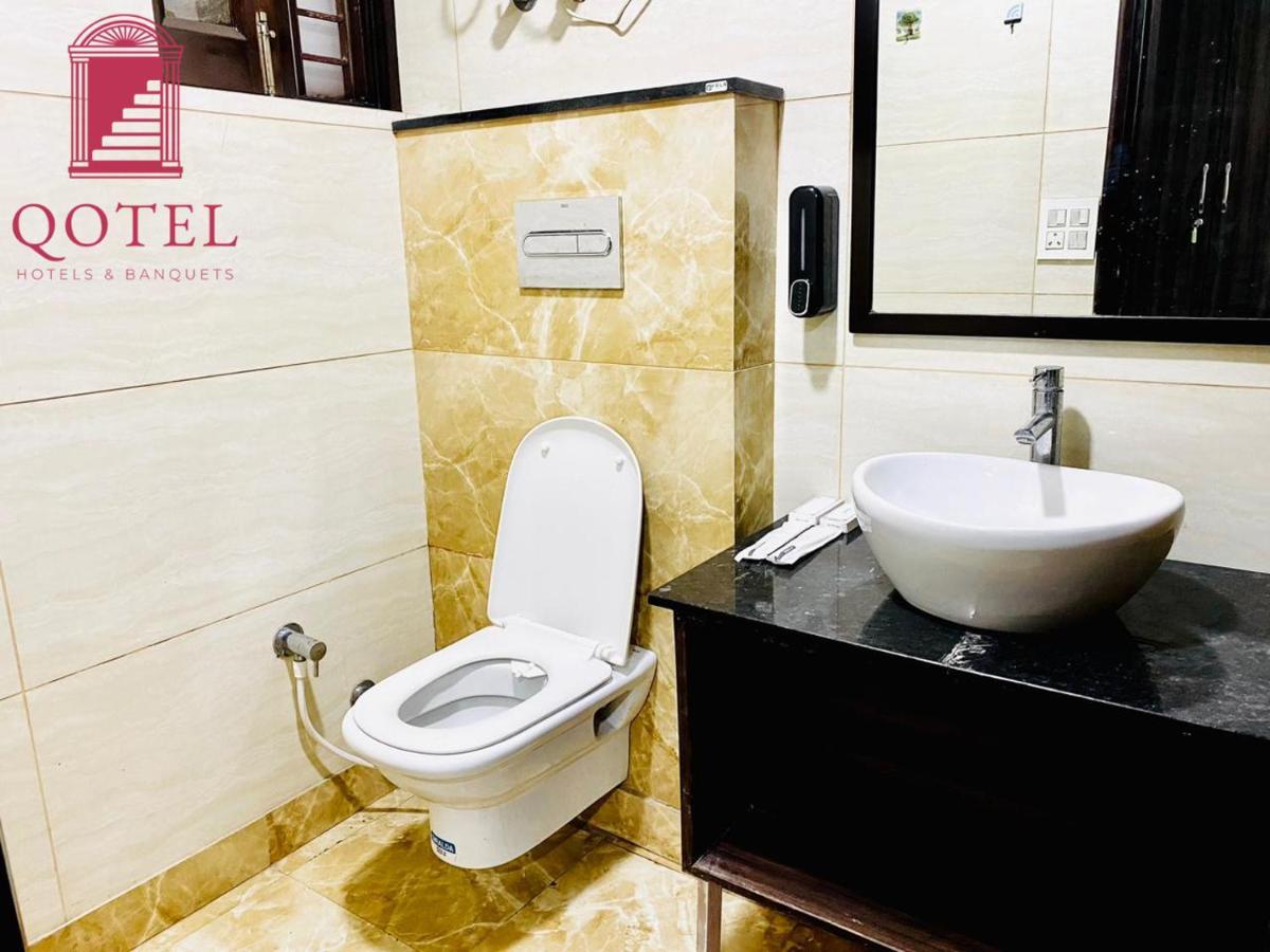 Qotel Hotel Rajouri Garden Above Ritu Marbles, Near Rajouri Garden Metro Station-Couple Friendly New Delhi Extérieur photo