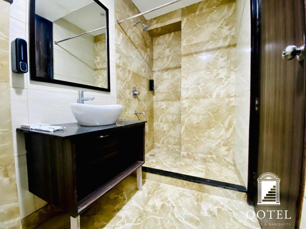 Qotel Hotel Rajouri Garden Above Ritu Marbles, Near Rajouri Garden Metro Station-Couple Friendly New Delhi Extérieur photo