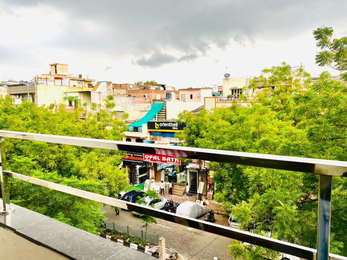 Qotel Hotel Rajouri Garden Above Ritu Marbles, Near Rajouri Garden Metro Station-Couple Friendly New Delhi Extérieur photo