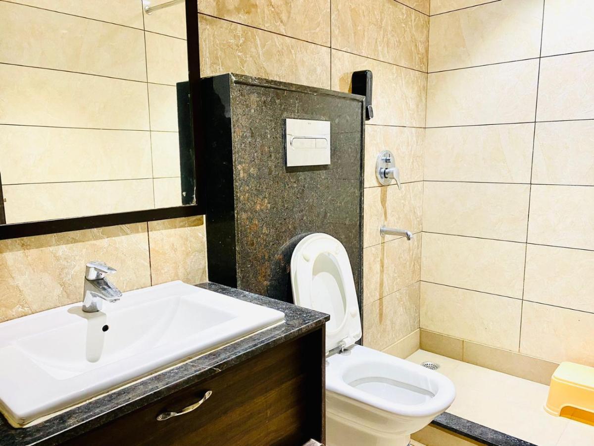 Qotel Hotel Rajouri Garden Above Ritu Marbles, Near Rajouri Garden Metro Station-Couple Friendly New Delhi Extérieur photo