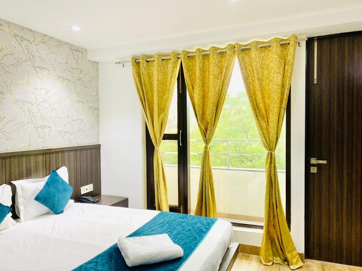 Qotel Hotel Rajouri Garden Above Ritu Marbles, Near Rajouri Garden Metro Station-Couple Friendly New Delhi Extérieur photo