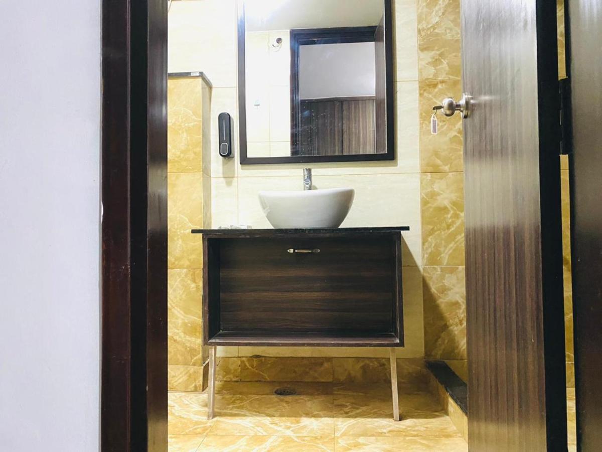 Qotel Hotel Rajouri Garden Above Ritu Marbles, Near Rajouri Garden Metro Station-Couple Friendly New Delhi Extérieur photo