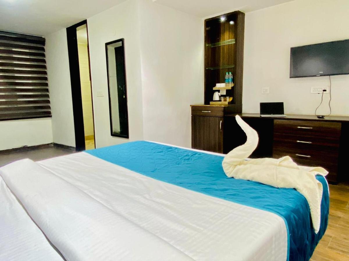 Qotel Hotel Rajouri Garden Above Ritu Marbles, Near Rajouri Garden Metro Station-Couple Friendly New Delhi Extérieur photo