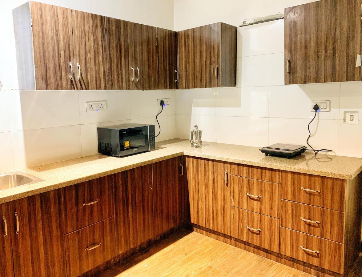 Qotel Hotel Rajouri Garden Above Ritu Marbles, Near Rajouri Garden Metro Station-Couple Friendly New Delhi Extérieur photo